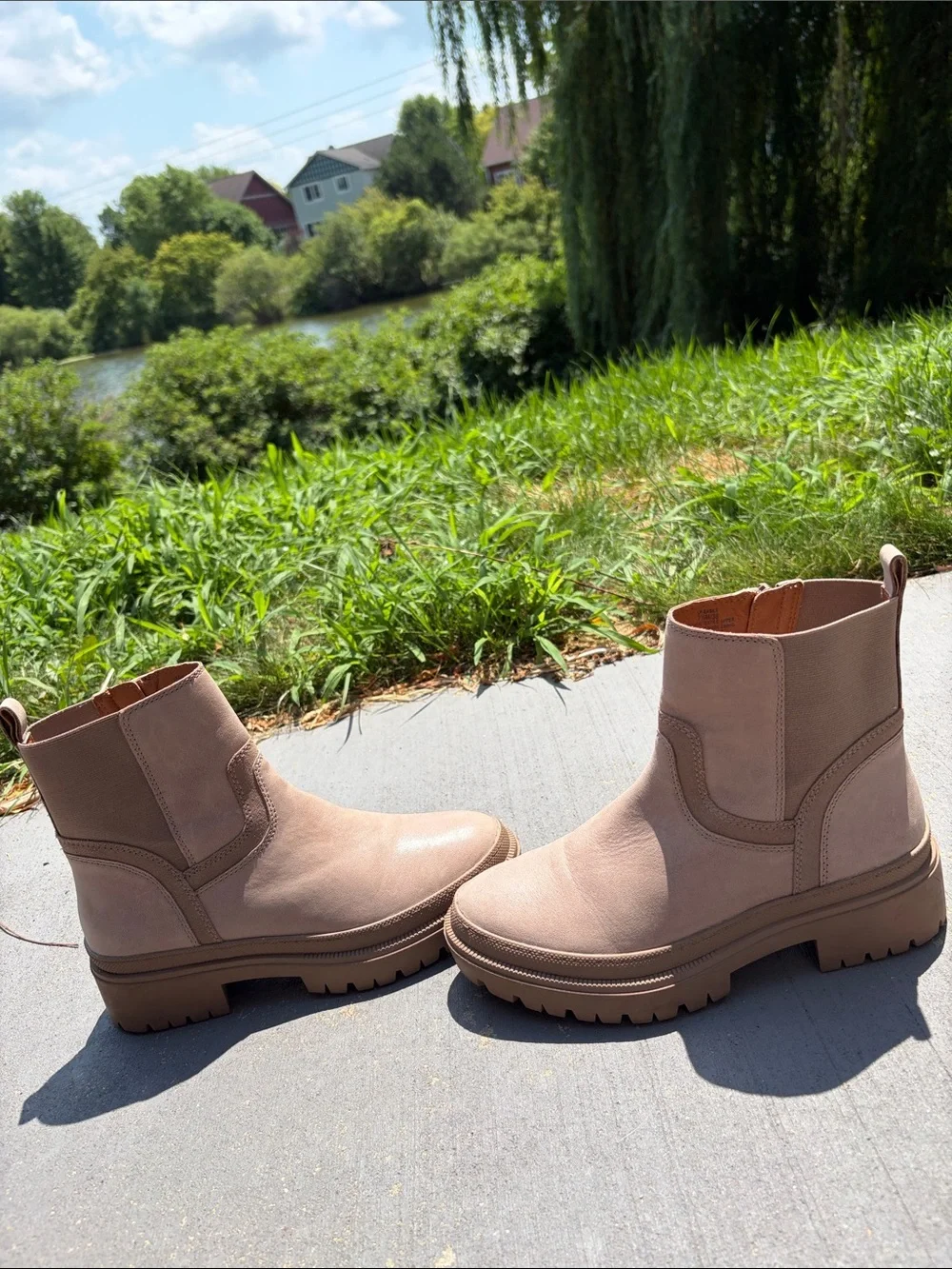 Lucky Brand EUC Women's Eabile Tan Chelsea Lug Sole Ankle Boots 7 1/2